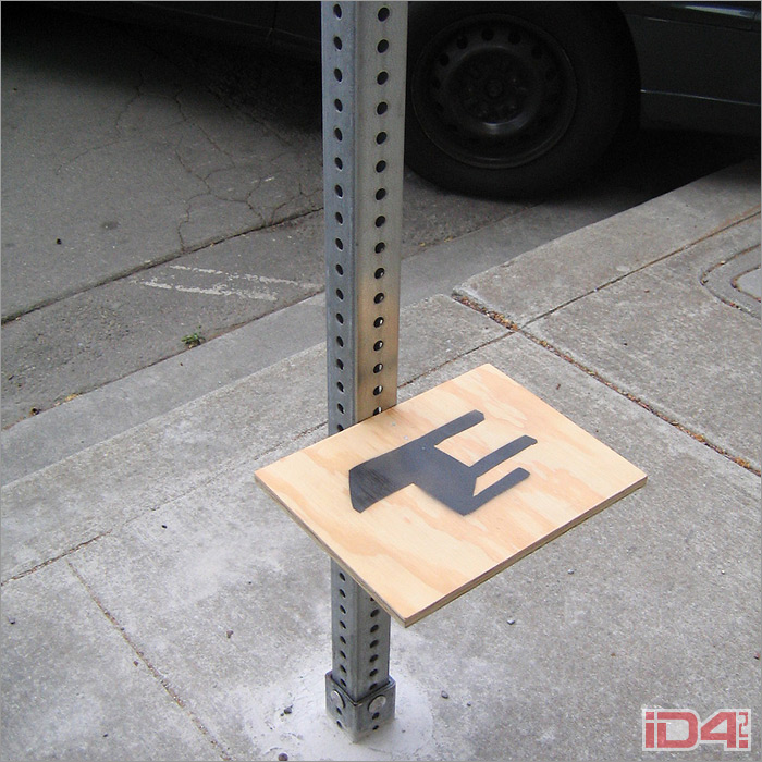 «Знаковая» уличная скамейка дизайнера из Лос-Анджелеса Кена Мори (Ken Mori)